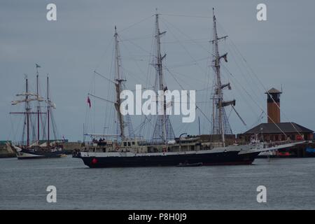 Sunderland, Angleterre, 11 juillet 2018. Lord Nelson grand voilier voile dans le port pour Sunderland Tall Ships Races 2018 suivie par le navire Oosterschelde. Crédit : Colin Edwards/Alamy Live News. Banque D'Images