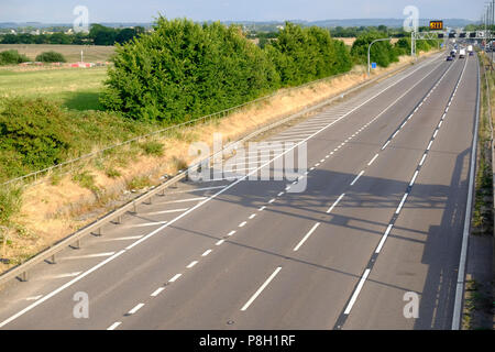 Bristol, Royaume-Uni. 11 juillet 2018. Comme l'équipe anglaise de football jouer la Croatie dans la demi-finale de la coupe du monde de la circulation sur l'autoroute M4 est apparemment très légère. Illustré est le M4 entre les échangeurs 19 et 20 à l'heure le coup d'aroun, 7 h. ©JMF Nouvelles /Alamy Live News Banque D'Images