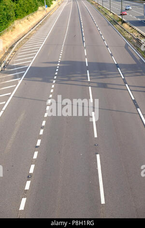 Bristol, Royaume-Uni. 11 juillet 2018. Comme l'équipe anglaise de football jouer la Croatie dans la demi-finale de la coupe du monde de la circulation sur l'autoroute M4 est apparemment très légère. Illustré est le M4 entre les échangeurs 19 et 20 à l'heure le coup d'aroun, 7 h. ©JMF Nouvelles /Alamy Live News Banque D'Images