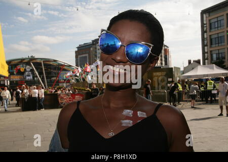 Newcastle, Royaume-Uni. 11 juillet, 2018. Poignées de la fièvre de la Coupe du Monde en Angleterre. Angleterre fans at Times Square à Newcastle upon Tyne et rues de Newcastle. Newcastle Upon Tyne, au Royaume-Uni. 11 juillet, 2018. Crédit : David Whinham/Alamy Live News Banque D'Images