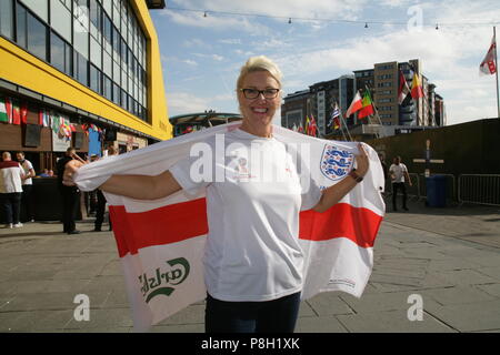 Newcastle, Royaume-Uni. 11 juillet, 2018. Poignées de la fièvre de la Coupe du Monde en Angleterre. Angleterre fans at Times Square à Newcastle upon Tyne et rues de Newcastle. Newcastle Upon Tyne, au Royaume-Uni. 11 juillet, 2018. Crédit : David Whinham/Alamy Live News Banque D'Images