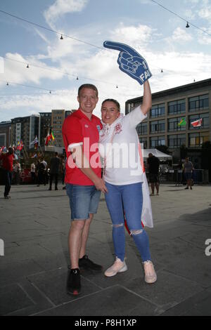 Newcastle, Royaume-Uni. 11 juillet, 2018. Poignées de la fièvre de la Coupe du Monde en Angleterre. Angleterre fans at Times Square à Newcastle upon Tyne et rues de Newcastle. Newcastle Upon Tyne, au Royaume-Uni. 11 juillet, 2018. Crédit : David Whinham/Alamy Live News Banque D'Images