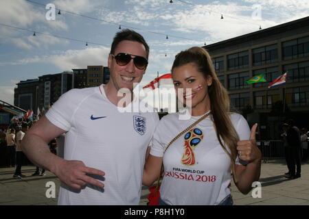 Newcastle, Royaume-Uni. 11 juillet, 2018. Poignées de la fièvre de la Coupe du Monde en Angleterre. Angleterre fans at Times Square à Newcastle upon Tyne et rues de Newcastle. Newcastle Upon Tyne, au Royaume-Uni. 11 juillet, 2018. Crédit : David Whinham/Alamy Live News Banque D'Images