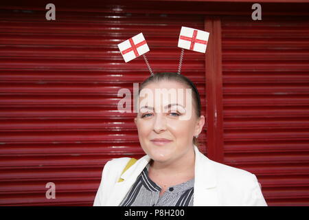 Newcastle, Royaume-Uni. 11 juillet, 2018. Poignées de la fièvre de la Coupe du Monde en Angleterre. Angleterre fans at Times Square à Newcastle upon Tyne et rues de Newcastle. Newcastle Upon Tyne, au Royaume-Uni. 11 juillet, 2018. Crédit : David Whinham/Alamy Live News Banque D'Images