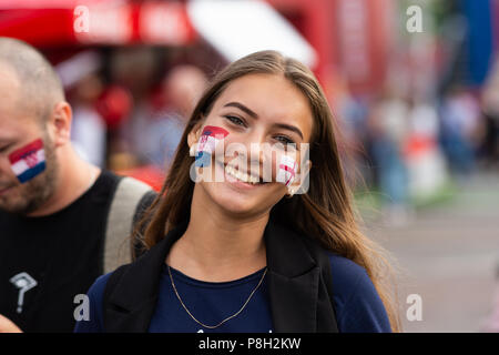 Moscou, Russie. 11 juillet, 2018. Festival Fan Zone sur des moineaux. Les fans de football se réunissent pour voir l'Angleterre contre la Croatie demi-finale sur grands écrans de télévision. Les concerts et l'activité avant le match. En dépit des orages locaux sur Moscou, le festival atmosphère est chaleureuse. Crédit : Alex's Pictures/Alamy Live News Banque D'Images