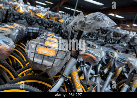 Barsbuettel, Allemagne. 10 juillet, 2018. Autour de 10 000 vélos à louer du prestataire Obike stand à côté de l'autre dans un dépôt. Dans plusieurs villes allemandes, les problèmes avec le jaune d'argent à louer des vélos de Obike sont de plus en plus. Crédit : Daniel Bockwoldt/dpa/Alamy Live News Banque D'Images