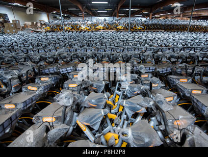 Barsbuettel, Allemagne. 10 juillet, 2018. Autour de 10 000 vélos à louer du prestataire Obike stand à côté de l'autre dans un dépôt. Dans plusieurs villes allemandes, les problèmes avec le jaune d'argent à louer des vélos de Obike sont de plus en plus. Crédit : Daniel Bockwoldt/dpa/Alamy Live News Banque D'Images