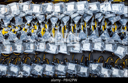 Barsbuettel, Allemagne. 10 juillet, 2018. Autour de 10 000 vélos à louer du prestataire Obike stand à côté de l'autre dans un dépôt (prises avec drone). Dans plusieurs villes allemandes, les problèmes avec le jaune d'argent à louer des vélos de Obike sont de plus en plus. Crédit : Daniel Bockwoldt/dpa/Alamy Live News Banque D'Images