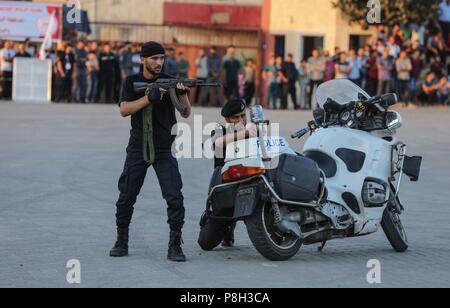 (180711) -- Gaza, 11 juillet 2018 (Xinhua) -- Les membres des forces de sécurité du Hamas palestinien prendre part à une cérémonie militaire organisée par le ministère de l'Intérieur palestinien à Gaza, le 11 juillet 2018. (Xinhua/Wissam Nassar) Banque D'Images