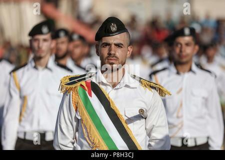 (180711) -- Gaza, 11 juillet 2018 (Xinhua) -- Les membres des forces de sécurité du Hamas palestinien prendre part à une cérémonie militaire organisée par le ministère de l'Intérieur palestinien à Gaza, le 11 juillet 2018. (Xinhua/Wissam Nassar) Banque D'Images