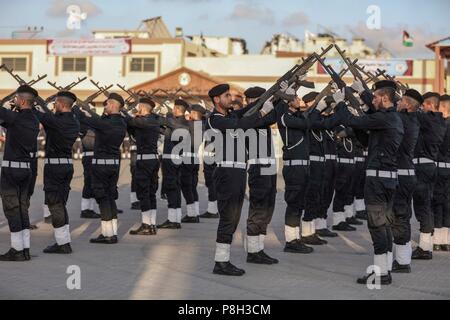 (180711) -- Gaza, 11 juillet 2018 (Xinhua) -- Les membres des forces de sécurité du Hamas palestinien prendre part à une cérémonie militaire organisée par le ministère de l'Intérieur palestinien à Gaza, le 11 juillet 2018. (Xinhua/Wissam Nassar) Banque D'Images