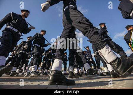 La bande de Gaza. 11 juillet, 2018. Les membres des forces de sécurité du Hamas palestinien prendre part à une cérémonie militaire organisée par le ministère de l'Intérieur palestinien à Gaza, le 11 juillet 2018. Credit : Wissam Nassar/Xinhua/Alamy Live News Banque D'Images