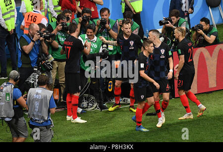 Moscou, Russie. 11 juillet, 2018. Moscou, Russie. 11 juillet, 2018. Mario Mandzukic (Croatie) visages gardien Jordan Pickford (Angleterre) 2-1 et s'exécute à l'goaljubel les photographes de Reuters - puis embrasser les deux GES/football/Coupe du Monde 2018 Russie : demi-finale : Croatie - Angleterre, 11.07.2018/GES/soccer/football Worldcup 2018 Russie : demi-finale : la Croatie contre l'Angleterre, Moscou, le 11 juillet 2018 | Le monde d'utilisation : dpa Crédit photo alliance/Alamy Live News Crédit : afp photo alliance/Alamy Live News Banque D'Images