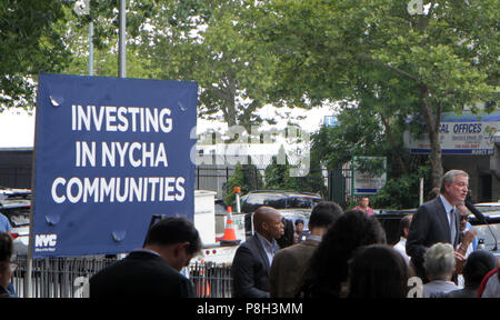 BROOKLYN, NY- : Maire de la ville de New York, Bill De Blasio, ainsi que membre du Conseil de la ville de New York Robert Cornegy, Brooklyn Borough Président Eric Adams et les résidents de la collectivité assister à la célébration pour le lancement de la construction du Centre communautaire des maisons Marcy 11 juillet 2018 ion n la section de Bedford Stuyvesant à Brooklyn, New York. Credit : mpi43/MediaPunch Banque D'Images