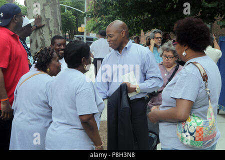 BROOKLYN, NY- : Maire de la ville de New York, Bill De Blasio, ainsi que membre du Conseil de la ville de New York Robert Cornegy, Brooklyn Borough Président Eric Adams et les résidents de la collectivité assister à la célébration pour le lancement de la construction du Centre communautaire des maisons Marcy 11 juillet 2018 ion n la section de Bedford Stuyvesant à Brooklyn, New York. Credit : mpi43/MediaPunch Banque D'Images