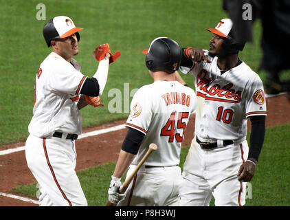 L'arrêt-court Des Orioles de Baltimore Manny Machado (13), gauche, célèbre sa deuxième home run du jeu avec ses coéquipiers frappeur Mark Trumbo (45), centre, et champ centre Adam Jones (10), à droite, dans la septième manche de leur match contre les Yankees de New York à l'Oriole Park at Camden Yards de Baltimore, MD, le mardi 10 juillet, 2018. Les orioles a gagné le match 6 - 5. Credit : Ron Sachs/CNP (restriction : NO New York ou le New Jersey Journaux ou journaux dans un rayon de 75 km de la ville de New York) dans le monde entier d'utilisation | Banque D'Images