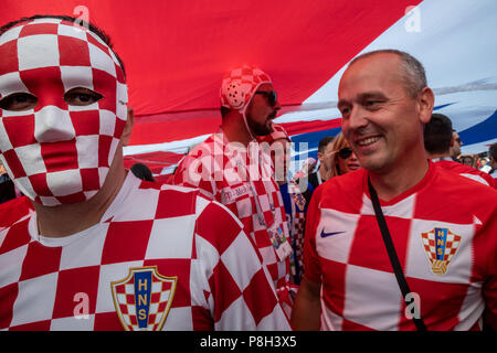 Moscou, Russie. 11 juillet, 2018. Les fans de football croate cheer au centre de Moscou avant le match de l'Angleterre contre la Croatie de la Coupe du Monde FIFA 2018 Russie Crédit : Nikolay Vinokourov/Alamy Live News Banque D'Images