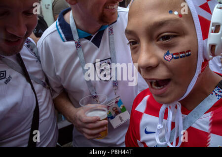 Moscou, Russie. 11 juillet, 2018. Les fans de football anglais et croate cheer au centre de Moscou avant le match de l'Angleterre contre la Croatie de la Coupe du Monde FIFA 2018 Russie Crédit : Nikolay Vinokourov/Alamy Live News Banque D'Images