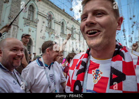 Moscou, Russie. 11 juillet, 2018. Les fans de football anglais et croate cheer au centre de Moscou avant le match de l'Angleterre contre la Croatie de la Coupe du Monde FIFA 2018 Russie Crédit : Nikolay Vinokourov/Alamy Live News Banque D'Images