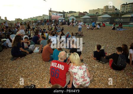 La plage de Brighton, UK. 18Th Jan, 2018. Les partisans de l'équipe anglaise de football watch Angleterre perdent en Croatie Crédit : Rupert Rivett/Alamy Live News Banque D'Images