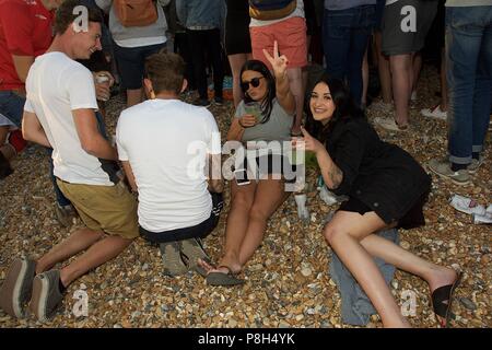 La plage de Brighton, UK. 18Th Jan, 2018. Les partisans de l'équipe anglaise de football watch Angleterre perdent en Croatie Crédit : Rupert Rivett/Alamy Live News Banque D'Images