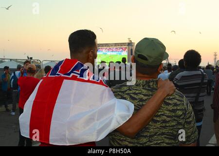 La plage de Brighton, UK. 18Th Jan, 2018. Les partisans de l'équipe anglaise de football watch Angleterre perdent en Croatie Crédit : Rupert Rivett/Alamy Live News Banque D'Images