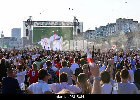 La plage de Brighton England UK. 11 juillet 2018. Coupe du Monde de Football Fans watch l'Angleterre v Croatie Semi finale sur la plage de Brighton.Caron Watson/Alamy Live News Banque D'Images