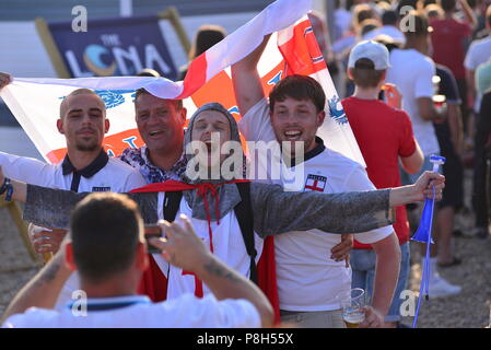 La plage de Brighton England UK. 11 juillet 2018. Coupe du Monde de Football Fans watch l'Angleterre v Croatie Semi finale sur la plage de Brighton.Caron Watson/Alamy Live News Banque D'Images