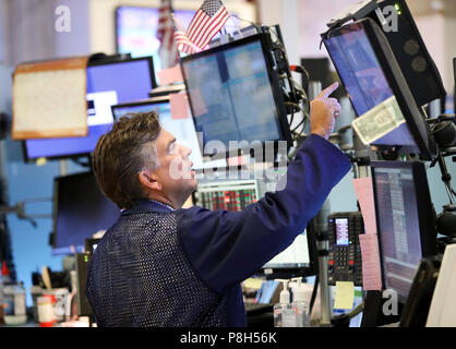 (180711) -- NEW YORK, 11 juillet 2018 (Xinhua) -- un trader travaille à la Bourse de New York à New York, États-Unis, le 11 juillet 2018. Stocks américains inférieur fermé le mercredi. Le Dow Jones Industrial Average a reculé de 219,21 points, ou 0,88  %, à 24 700,45. Le S&P 500 a diminué de 19,82 points, ou 0,71  %, à 2 774,02. L'indice composé Nasdaq a diminué de 42,59 points, ou 0,55  %, à 7 716,61. (Xinhua/Wang Ying) Banque D'Images