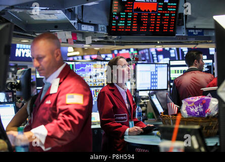 (180711) -- NEW YORK, 11 juillet 2018 (Xinhua) -- Traders travailler à la Bourse de New York à New York, États-Unis, le 11 juillet 2018. Stocks américains inférieur fermé le mercredi. Le Dow Jones Industrial Average a reculé de 219,21 points, ou 0,88  %, à 24 700,45. Le S&P 500 a diminué de 19,82 points, ou 0,71  %, à 2 774,02. L'indice composé Nasdaq a diminué de 42,59 points, ou 0,55  %, à 7 716,61. (Xinhua/Wang Ying) Banque D'Images