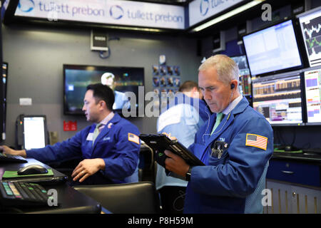 (180711) -- NEW YORK, 11 juillet 2018 (Xinhua) -- Traders travailler à la Bourse de New York à New York, États-Unis, le 11 juillet 2018. Stocks américains inférieur fermé le mercredi. Le Dow Jones Industrial Average a reculé de 219,21 points, ou 0,88  %, à 24 700,45. Le S&P 500 a diminué de 19,82 points, ou 0,71  %, à 2 774,02. L'indice composé Nasdaq a diminué de 42,59 points, ou 0,55  %, à 7 716,61. (Xinhua/Wang Ying) Banque D'Images