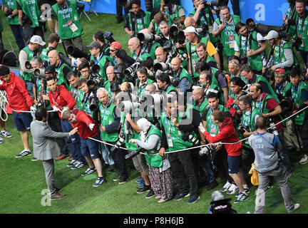 Moscou, Russie. 11 juillet, 2018. Les photographes et les photographes de sport sont recueillies à l'aide d'une corde dans un coin avant le jeu. GES/football/Coupe du Monde 2018 Russie : demi-finale : Croatie - Angleterre, 11.07.2018/GES/soccer/football Worldcup 2018 Russie : demi-finale : la Croatie contre l'Angleterre, Moscou, le 11 juillet 2018 | Le monde d'utilisation : dpa Crédit/Alamy Live News Crédit : afp photo alliance/Alamy Live News Banque D'Images