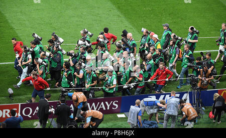 Moscou, Russie. 11 juillet, 2018. Les photographes et les photographes de sport sont amenés à le jeu avant le jeu. GES/football/Coupe du Monde 2018 Russie : demi-finale : Croatie - Angleterre, 11.07.2018/GES/soccer/football Worldcup 2018 Russie : demi-finale : la Croatie contre l'Angleterre, Moscou, le 11 juillet 2018 | Le monde d'utilisation : dpa Crédit/Alamy Live News Crédit : afp photo alliance/Alamy Live News Banque D'Images