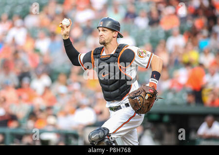 Baltimore, MD, USA. 11 juillet, 2018. Baltimore Orioles catcher Caleb Joseph (36) capture un coureur en un cornichon au cours de l'action entre la MLB Yankees de New York et le Baltimore Orioles à Camden Yards de Baltimore, MD. Yankee vaincre les Orioles 9-0. Jonathan Huff/CSM/Alamy Live News Banque D'Images