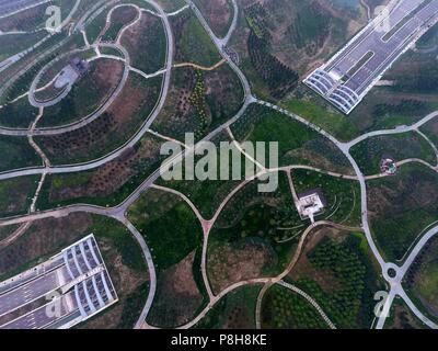 Zhengzh Zhengzh, Chine. 12 juillet, 2018. Zhengzhou, Chine-la 'Collines' faite de sols sous-évaluées et les déchets de construction peuvent être vus au parc forestier de Zhengzhou à Zhengzhou, province du Henan en Chine centrale.Le parc choisit de prendre les déchets et les sols en "collines", ce qui réduit la dépense de traiter les déchets. Crédit : SIPA Asie/ZUMA/Alamy Fil Live News Banque D'Images