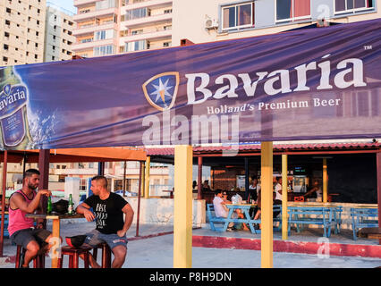 La Havane, Cuba. 22 Juin, 2018. 21.06.2018, Cuba, La Havane : un bar avec coin repas extérieur offre de la bière et des boissons. Sur un bandeau indique 'Bavaria - Holland's Premium Beer'. En 2019 la ville célèbre son 500e anniversaire. Credit : Jens Kalaene/dpa image centrale/dpa | dans le monde d'utilisation/dpa/Alamy Live News Banque D'Images