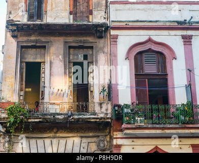 La Havane, Cuba. 22 Juin, 2018. 21.06.2018, Cuba, La Havane : Ancien et rénové les bâtiments résidentiels dans la vieille ville. À La Havane est la plus grande ville coloniale en Amérique latine. En 2019 la ville célèbre son 500e anniversaire. Credit : Jens Kalaene/dpa image centrale/dpa | dans le monde d'utilisation/dpa/Alamy Live News Banque D'Images