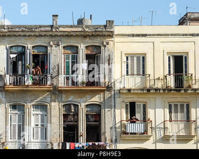 La Havane, Cuba. 22 Juin, 2018. 21.06.2018, Cuba, La Havane : Ancien et rénové les bâtiments résidentiels dans la vieille ville. À La Havane est la plus grande ville coloniale en Amérique latine. En 2019 la ville célèbre son 500e anniversaire. Credit : Jens Kalaene/dpa image centrale/dpa | dans le monde d'utilisation/dpa/Alamy Live News Banque D'Images