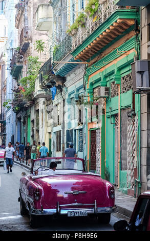 La Havane, Cuba. 22 Juin, 2018. 21.06.2018, Cuba, La Havane : bâtiments résidentiels, les piétons et une voiture d'époque dans une rue de la vieille ville. À La Havane est la plus grande ville coloniale en Amérique latine. En 2019 la ville célèbre son 500e anniversaire. Credit : Jens Kalaene/dpa image centrale/dpa | dans le monde d'utilisation/dpa/Alamy Live News Banque D'Images