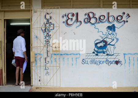 La Havane, Cuba. 22 Juin, 2018. 06/22/2018, Cuba, La Havane : un magasin articles de bébé est peinte avec le portrait d'une Faru avec landau. À La Havane est la plus grande ville coloniale en Amérique latine. En 2019 la ville célèbre son 500e anniversaire. Credit : Jens Kalaene/dpa image centrale/dpa | dans le monde d'utilisation/dpa/Alamy Live News Banque D'Images