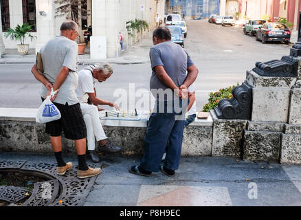 La Havane, Cuba. 22 Juin, 2018. 21.06.2018, La Havane, Cuba : Les hommes jouent aux échecs dans la vieille ville. À La Havane est la plus grande ville coloniale en Amérique latine. En 2019 la ville célèbre son 500e anniversaire. Credit : Jens Kalaene/dpa image centrale/dpa | dans le monde d'utilisation/dpa/Alamy Live News Banque D'Images