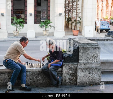 La Havane, Cuba. 22 Juin, 2018. 21.06.2018, La Havane, Cuba : deux hommes jouer aux échecs dans la vieille ville. À La Havane est la plus grande ville coloniale en Amérique latine. En 2019 la ville célèbre son 500e anniversaire. Credit : Jens Kalaene/dpa image centrale/dpa | dans le monde d'utilisation/dpa/Alamy Live News Banque D'Images