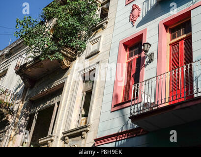La Havane, Cuba. 21 Juin, 2018. 21.06.2018, La Havane, Cuba : Une vieille maison délabrée et un bâtiment rénové maison fraîchement peint dans une rue de la vieille ville. À La Havane est la plus grande ville coloniale en Amérique latine. En 2019 la ville célèbre son 500e anniversaire. Credit : Jens Kalaene/dpa image centrale/dpa | dans le monde d'utilisation/dpa/Alamy Live News Banque D'Images