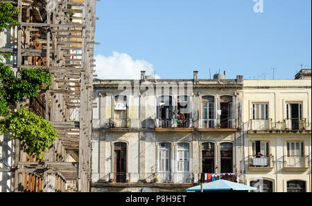 La Havane, Cuba. 22 Juin, 2018. 21.06.2018, Cuba, La Havane : Ancien et rénové les bâtiments résidentiels dans la vieille ville. À La Havane est la plus grande ville coloniale en Amérique latine. En 2019 la ville célèbre son 500e anniversaire. Credit : Jens Kalaene/dpa image centrale/dpa | dans le monde d'utilisation/dpa/Alamy Live News Banque D'Images