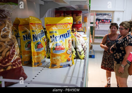 La Havane, Cuba. 22 Juin, 2018. 21.06.2018, Cuba, La Havane : Nesquik, biscuits et bonbons en tutu sont debout sur une étagère d'une petite supérette. En 2019 la ville célèbre son 500e anniversaire. Credit : Jens Kalaene/dpa image centrale/dpa | dans le monde d'utilisation/dpa/Alamy Live News Banque D'Images