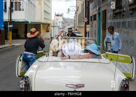 La Havane, Cuba. 22 Juin, 2018. 22.06.2018, La Havane, Cuba : Les femmes sont assis dans une vieille-timer dans une rue de la vieille ville. À La Havane est la plus grande ville coloniale en Amérique latine. En 2019 la ville célèbre son 500e anniversaire. Credit : Jens Kalaene/dpa image centrale/dpa | dans le monde d'utilisation/dpa/Alamy Live News Banque D'Images