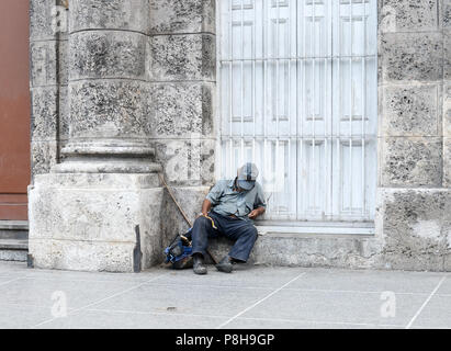 La Havane, Cuba. 22 Juin, 2018. 22.06.2018, Cuba, La Havane : un pauvre homme est en train de dormir dans la vieille ville sur la rue. À La Havane est la plus grande ville coloniale en Amérique latine. En 2019 la ville célèbre son 500e anniversaire. Credit : Jens Kalaene/dpa image centrale/dpa | dans le monde d'utilisation/dpa/Alamy Live News Banque D'Images