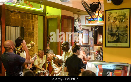 La Havane, Cuba. 23 Juin, 2018. 23.06.2018, Cuba, La Havane : un groupe joue dans le restaurant La Vitrola sur la Plaza Vieja dans la soirée pour les invités. En 2019 la ville célèbre son 500e anniversaire. Credit : Jens Kalaene/dpa image centrale/dpa | dans le monde d'utilisation/dpa/Alamy Live News Banque D'Images