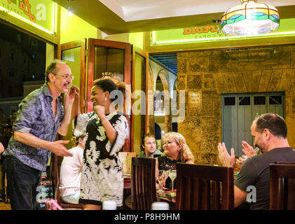 La Havane, Cuba. 23 Juin, 2018. 23.06.2018, La Havane, Cuba : Les clients de la danse dans le restaurant La Vitrola sur la Plaza Vieja dans la soirée au son des musiciens d'un groupe cubain. En 2019 la ville célèbre son 500e anniversaire. Credit : Jens Kalaene/dpa image centrale/dpa | dans le monde d'utilisation/dpa/Alamy Live News Banque D'Images