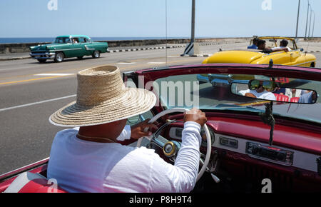 La Havane, Cuba. 21 Juin, 2018. 21.06.2018, Cuba, La Havane : un pilote cubain disques durs dans un American road cruiser sur le Malecon front de mer. En 2019 la ville célèbre son 500e anniversaire. Credit : Jens Kalaene/dpa image centrale/dpa | dans le monde d'utilisation/dpa/Alamy Live News Banque D'Images